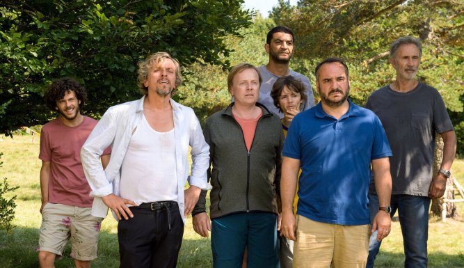Hommes au bord de la crise de nerfs