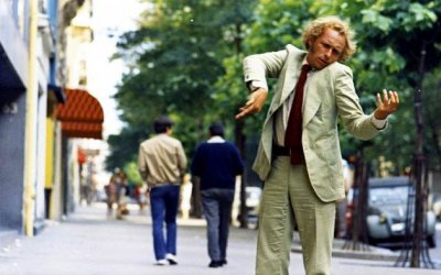 Le grand blond avec une chaussure noire