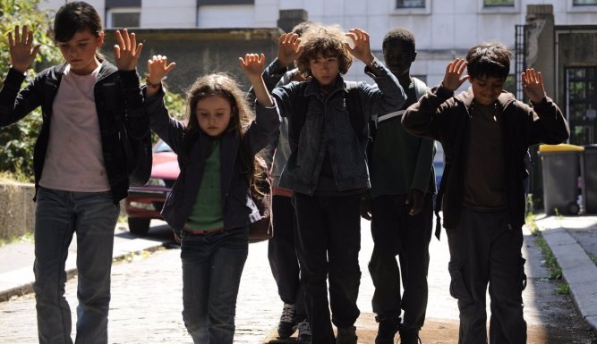 Les mains en l'air