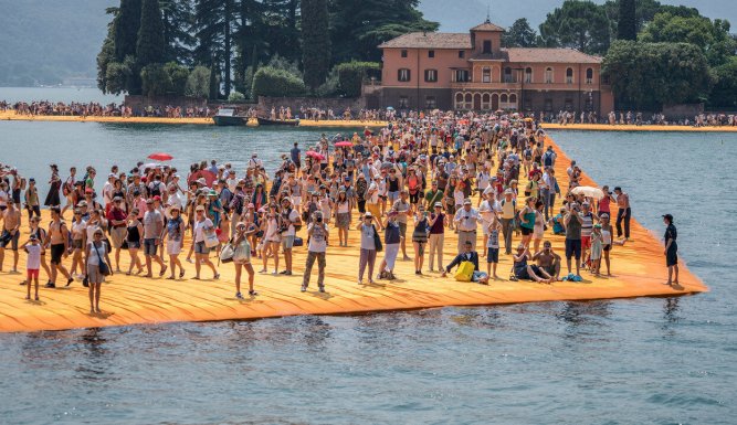 Christo : Walking on Water