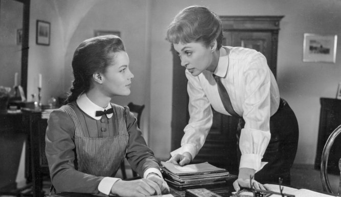 Jeunes filles en uniforme